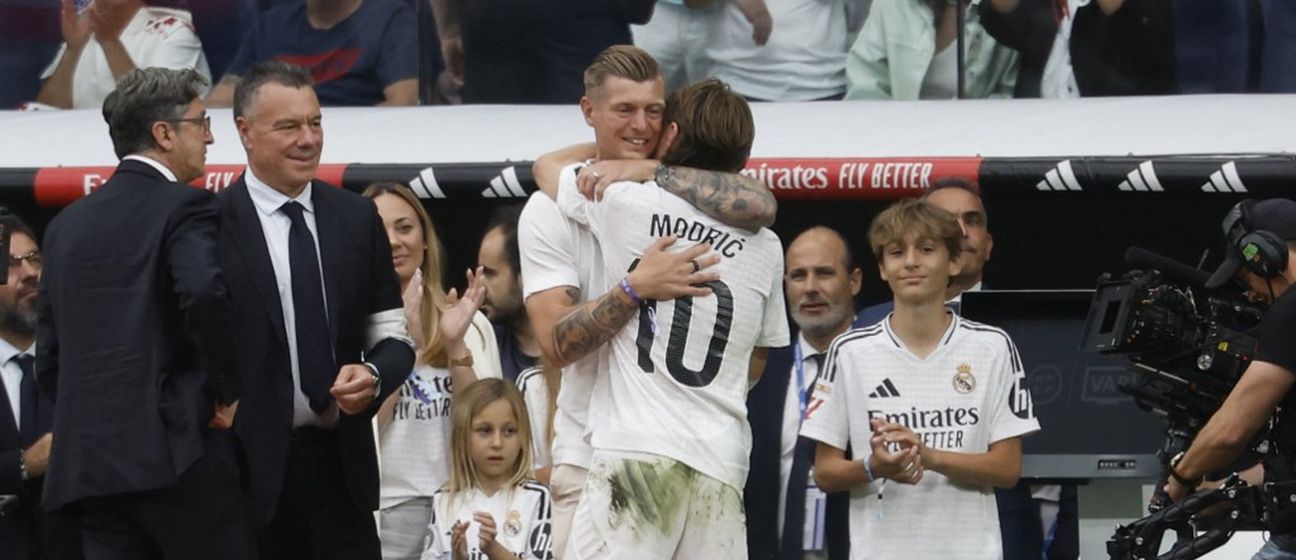 Luka Modrić i Toni Kroos u zagrljaju