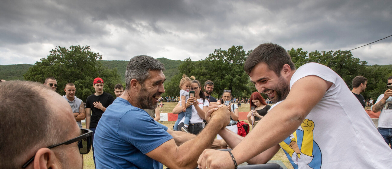 Obaranje ruke na bikijadi u Radošiću