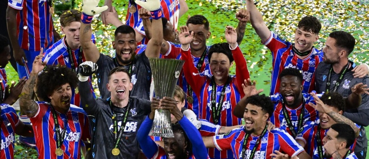 Evann Guessand podiže trofej Konferencijske lige u dresu Crystal Palacea