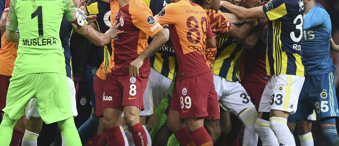Kaos na derbiju Galatasaraya i Fenerbahcea (Foto: AFP)