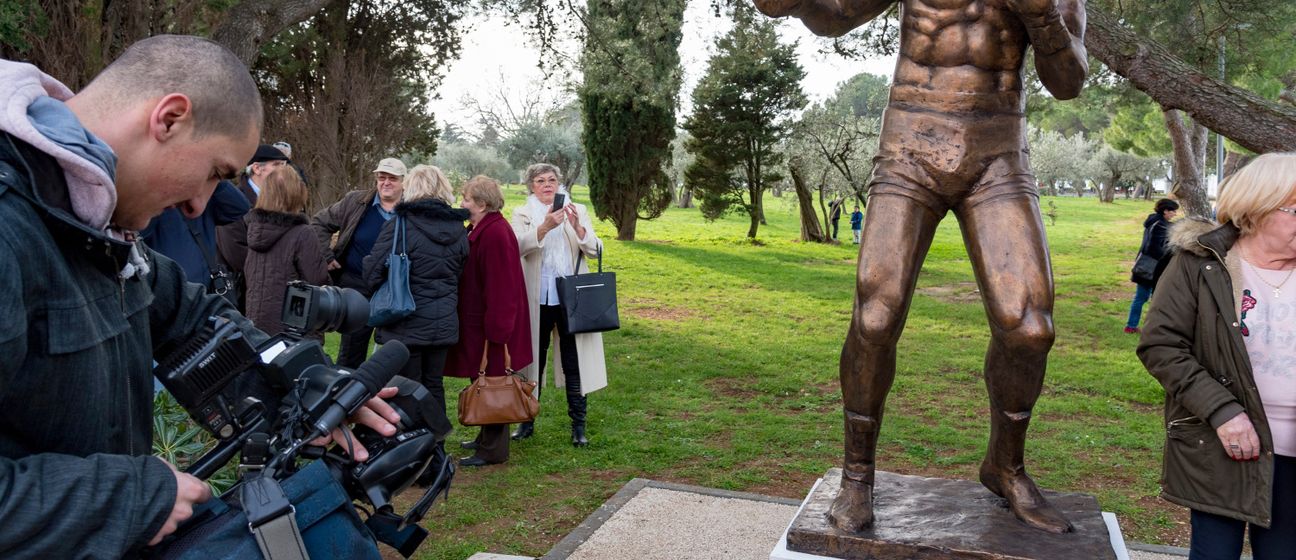 Spomenik Mati Parlovu u Fažani
