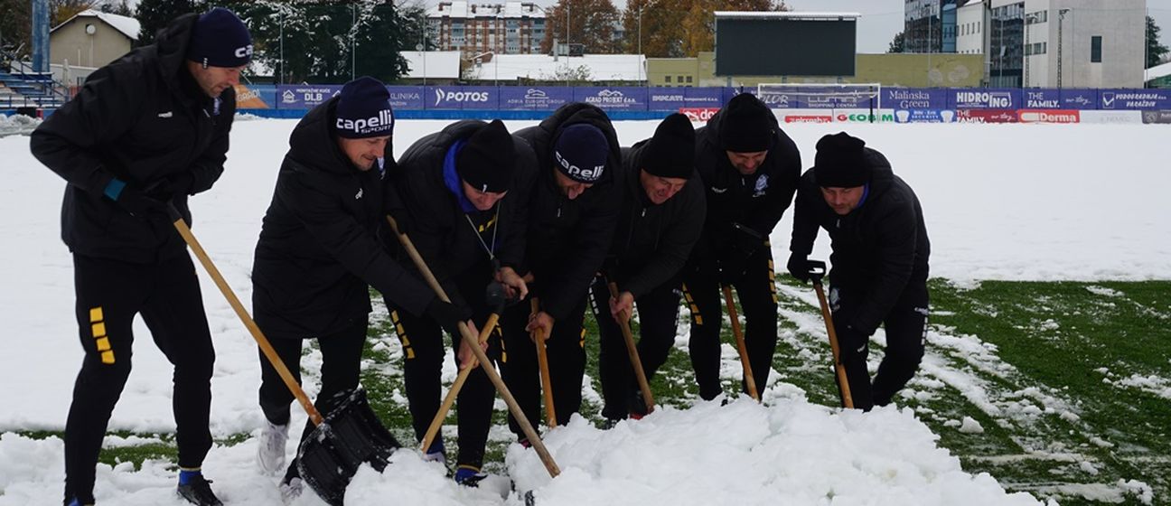 Čišćenje snijega na stadionu u Varaždinu