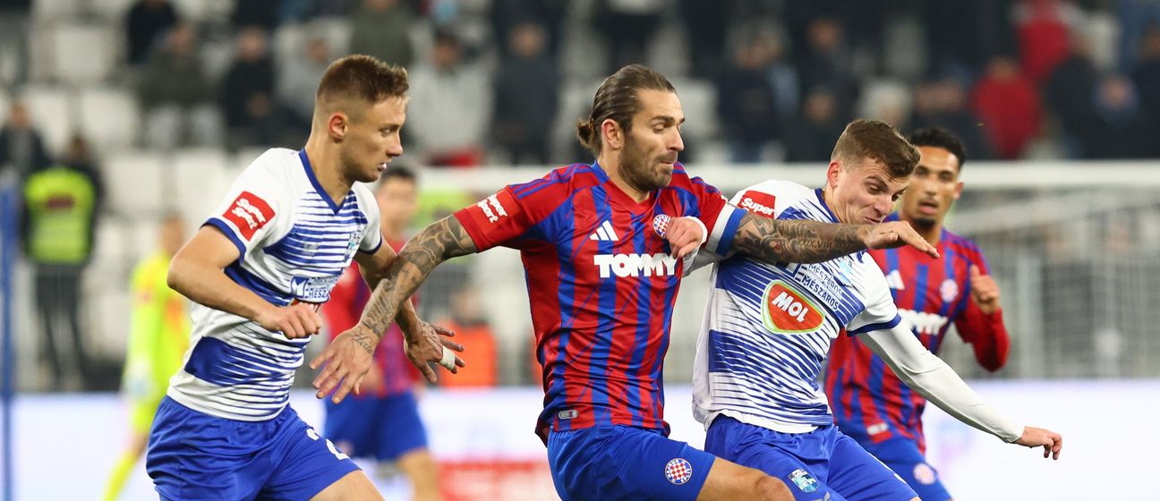 Marko Livaja u duelu s igračima Osijeka