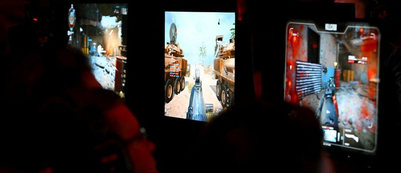 Gameri igraju Call of Duty, ilustracija