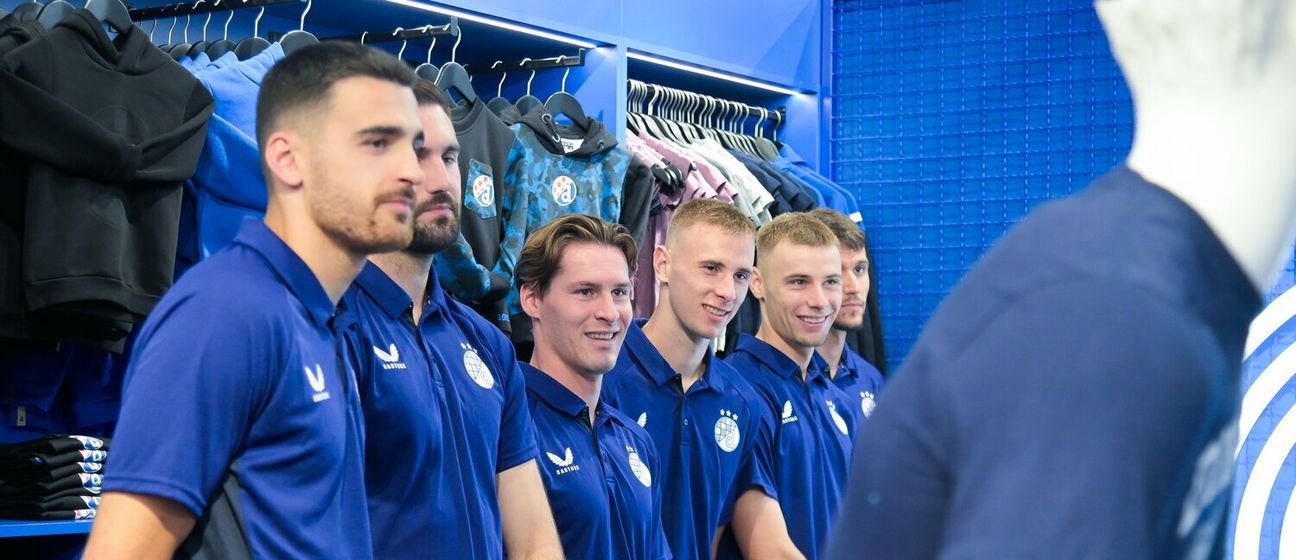 Robert Mudražija (u sredini)