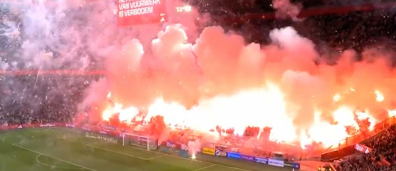 Vatromet na utakmici Ajaxa