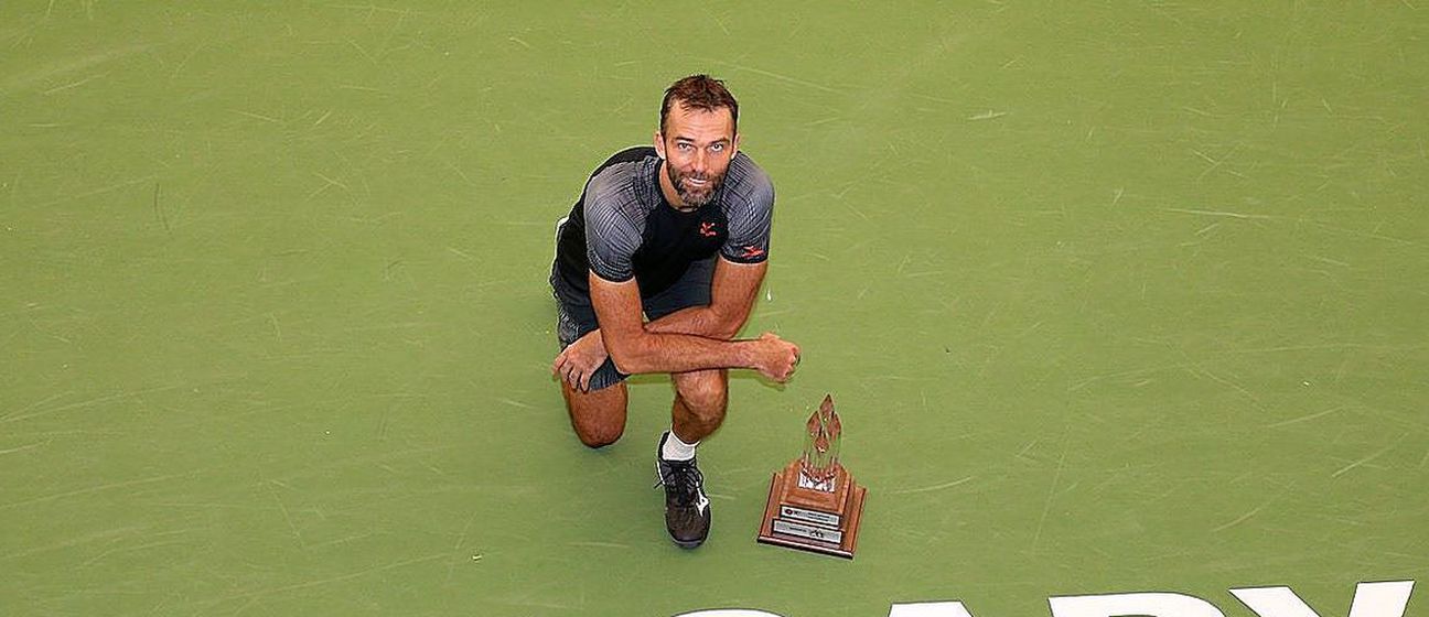 Ivo Karlović s trofejem u Calgaryju (Foto: AFP)