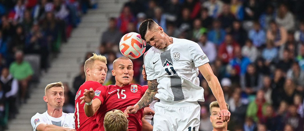 Benjamin Šeško u skoku na utakmici Slovenija - Norveška