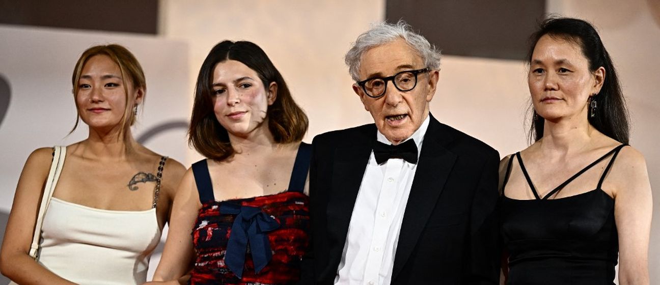 Woody Allen pozira sa Soon-Yi Previn i kćerima Bechet Allen i Manzie Allen