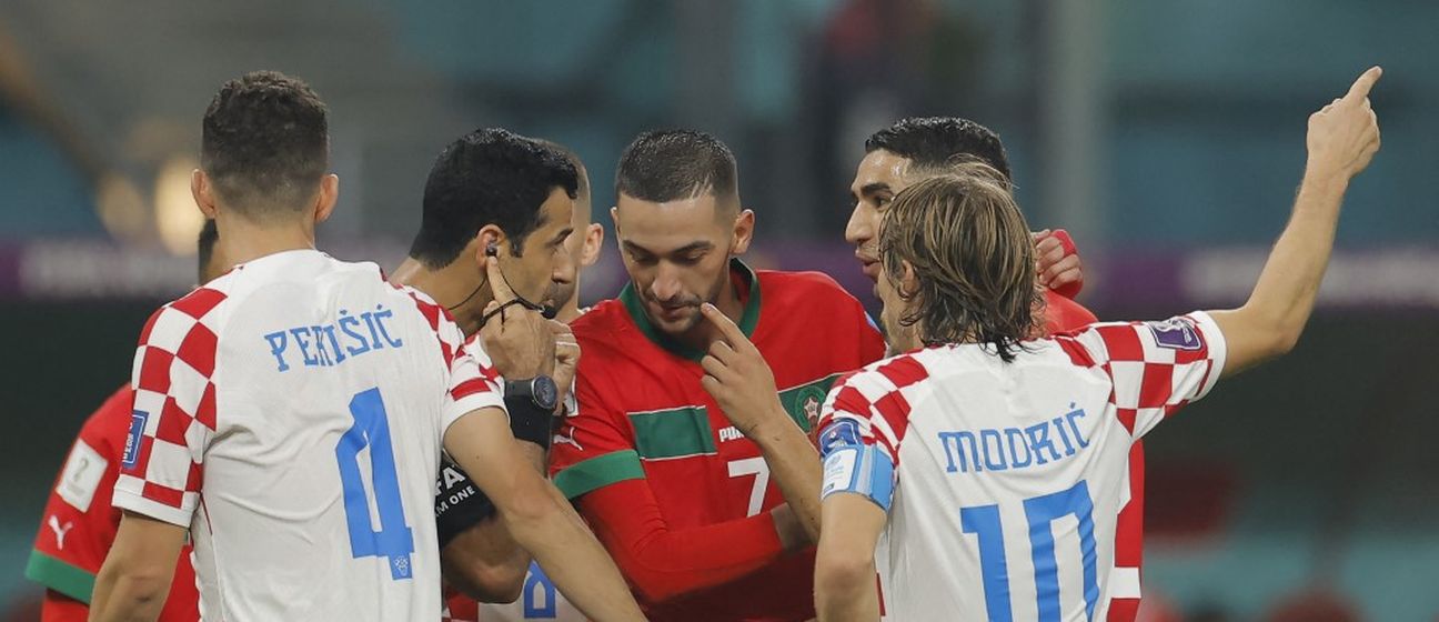 Hakim Ziyech i Luka Modrić na utakmici Maroka i Hrvatske na SP 2022.