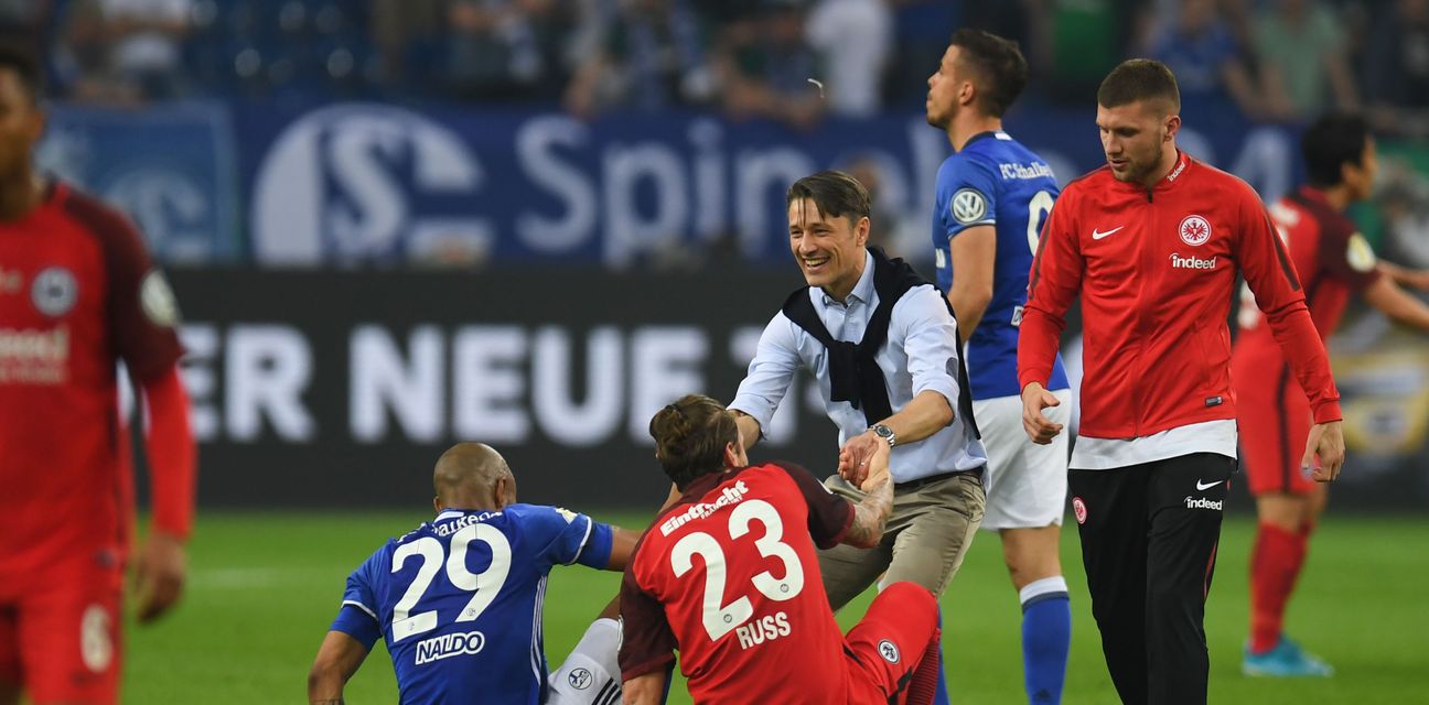 Kovač pomaže svom i igraču Schalkea da se pridigne (Foto: AFP)