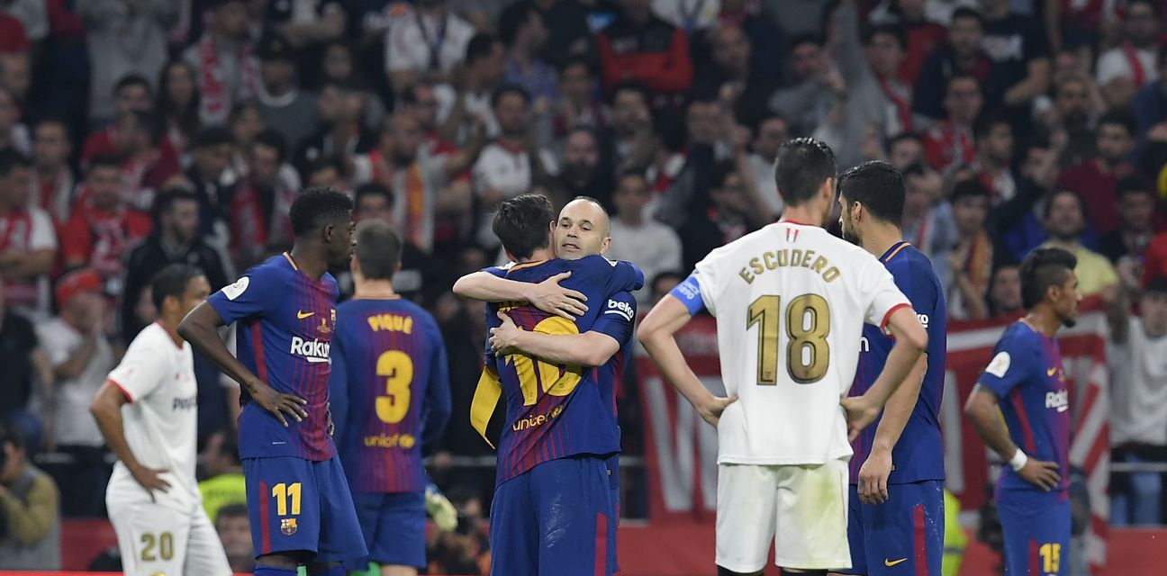Lionel Messi i Andres Iniesta u zagrljaju (Foto: AFP)