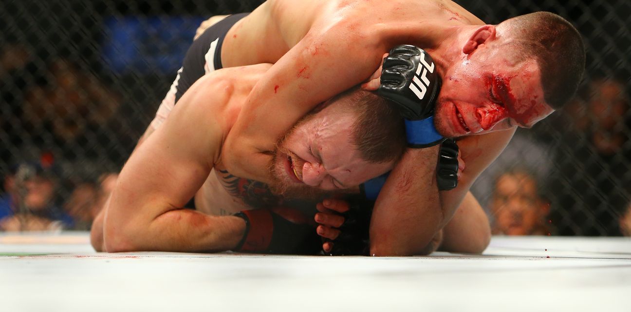 Nate Diaz guši McGregora (Foto: AFP)