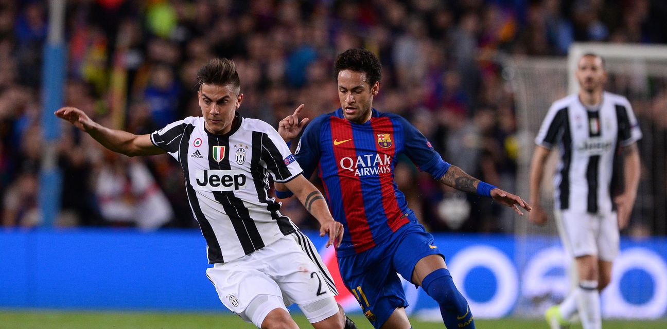 Dybala i Neymar u duelu za loptu (Foto: AFP)