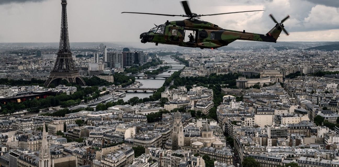 Helikopter nadlijeće rijeku Seinu