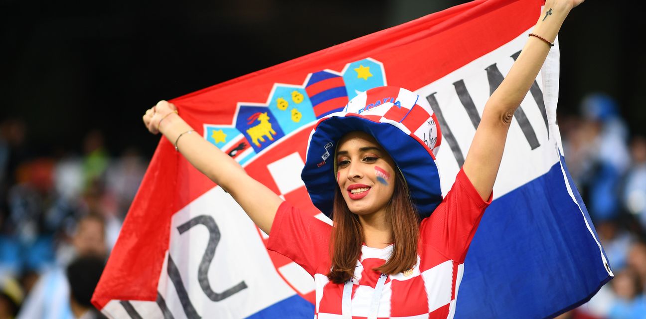 Hrvatske navijačice na tribinama (Foto: AFP)