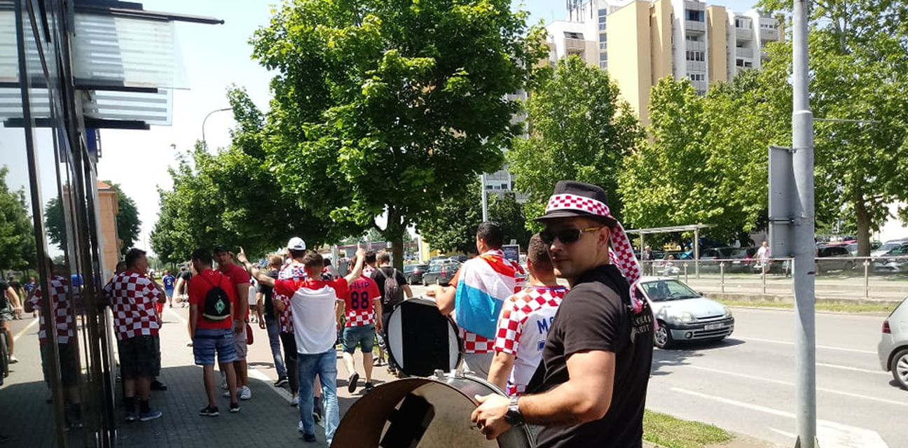 Hrvatski navijači na putu prema Gradskom vrtu (GOL.hr)