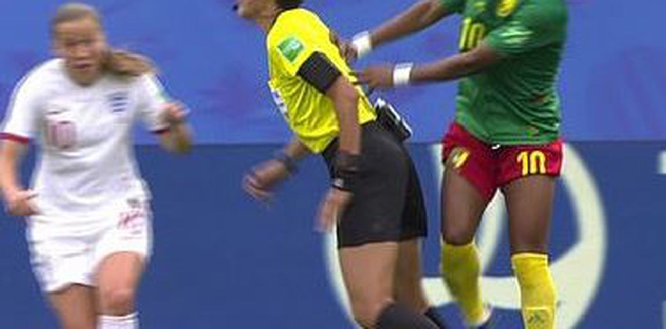 Skandal na utakmici Engleska - Kamerun (Screenshot)