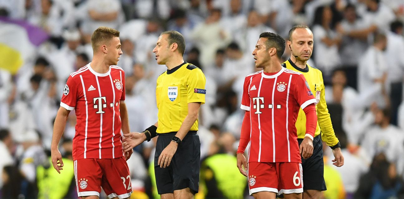 Joshua Kimmich i Cuneyt Cakir na utakmici Reala i Bayerna (Foto: AFP)