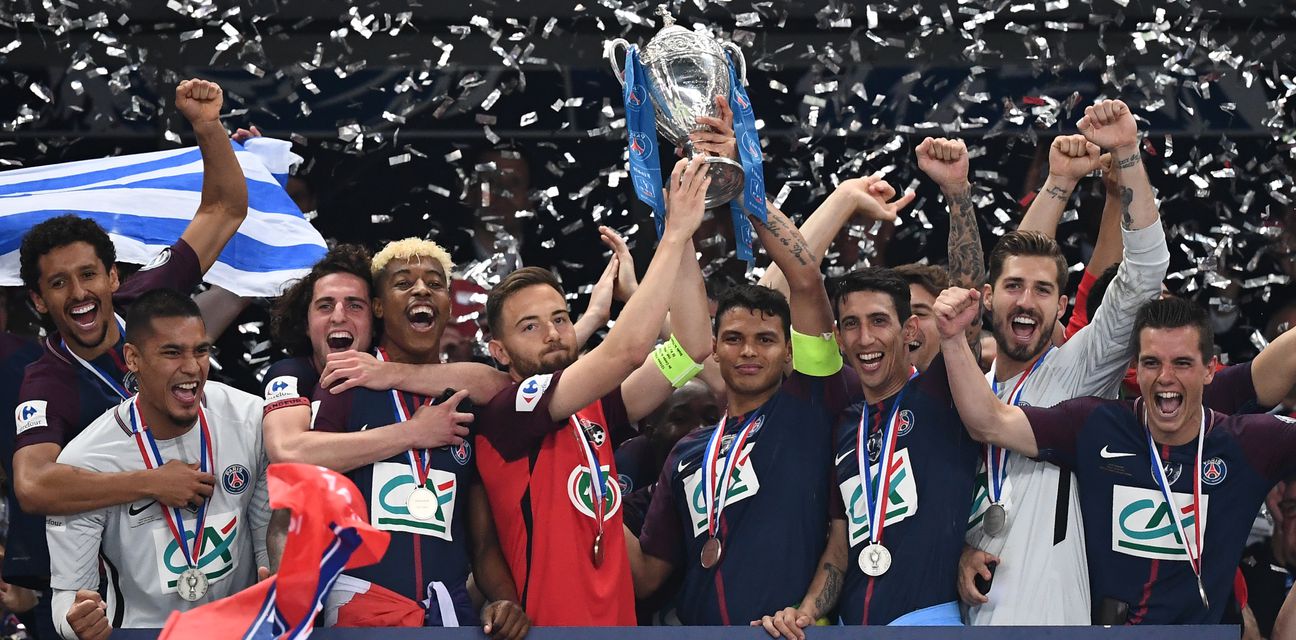Kapetani PSG-a i Les Herbiersa podižu trofej (Foto: AFP)