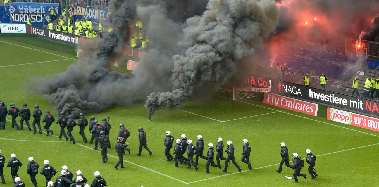 Navijači HSV-a napravili su kaos (Foto: AFP)