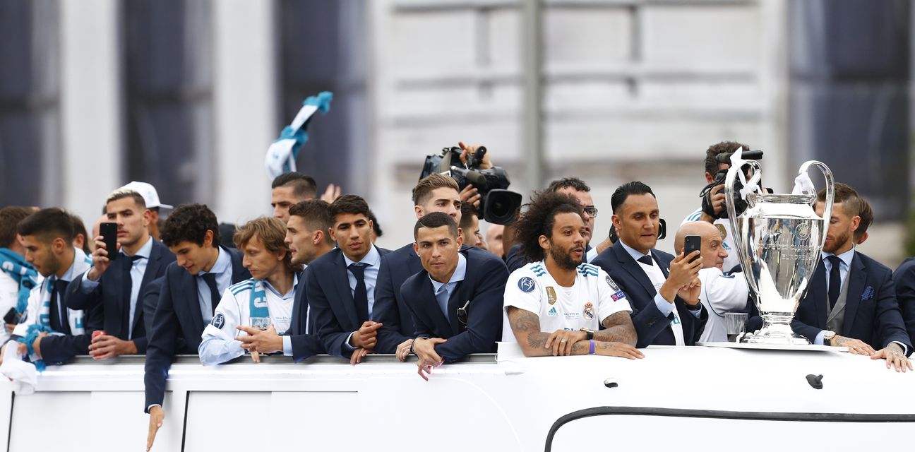 Zamišljeni Cristiano Ronaldo i momčad Reala slave naslov prvaka (Foto: AFP)