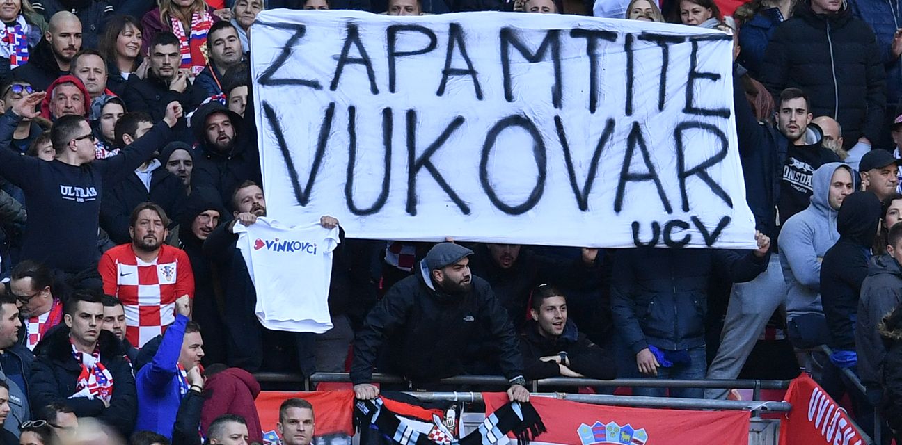 Navijači s transparentom Vukovar (Foto: AFP)