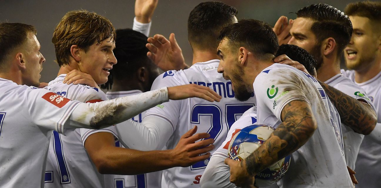 Rokas Pukštas slavi pogodak s igračima Hajduka