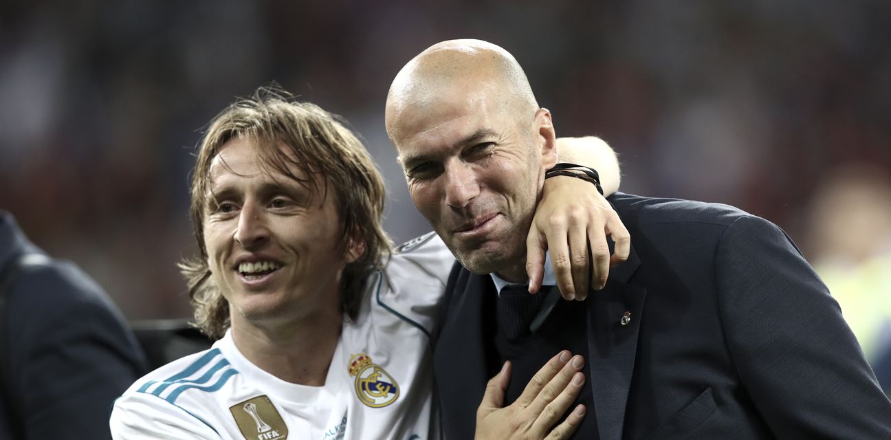 Modrić i Zidane u zagrljaju (Foto: AFP)