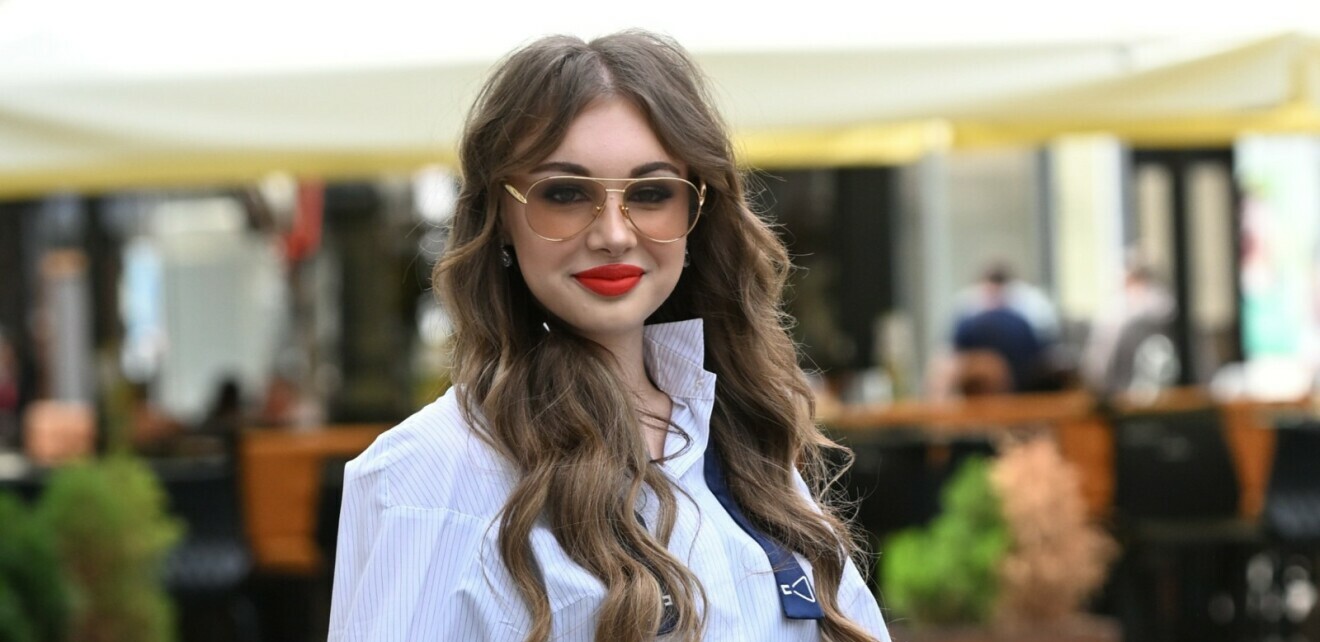 Ulična moda brineta iz Zagreba s torbom za plažu od rafije brenda Jacquemus - 2