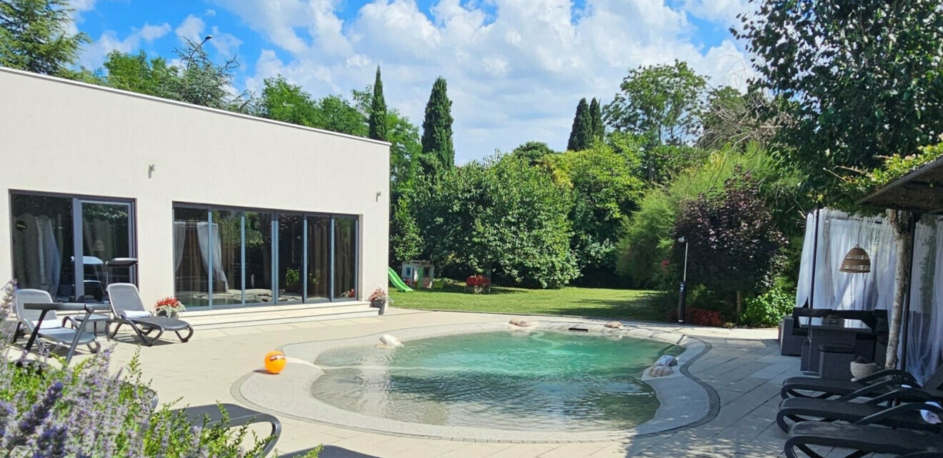 Villa Franka u Nedešćini u Istri ima bazen prirodnog izgleda i cvjetnu aleju s preko 150 biljaka - 15