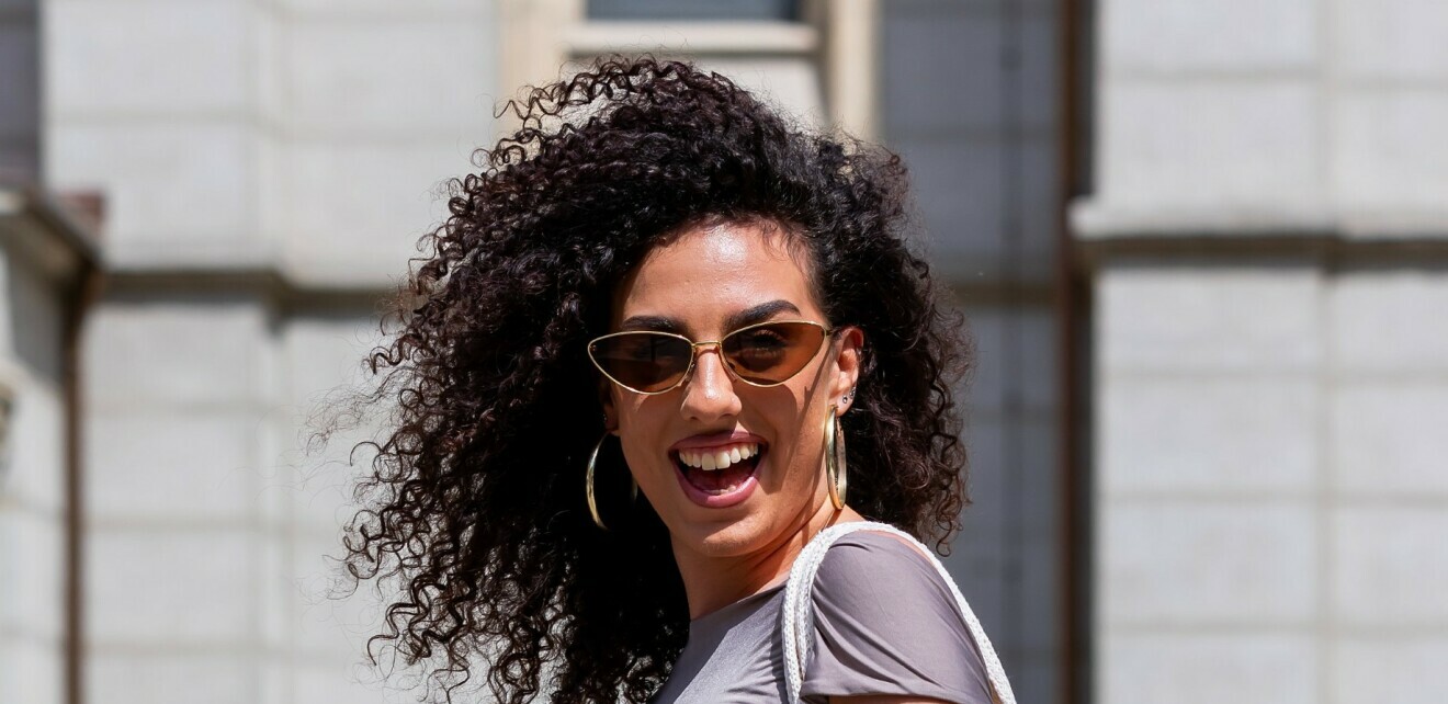 Bijele hlače u street style izdanju ljepotice sa špice