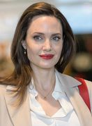 Angelina Jolie u popularnim, ali neudobnim cipelama - 2