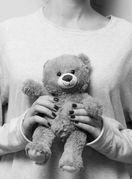 Žena drži plišanog medu