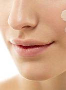 Žena nanosi tekući puder