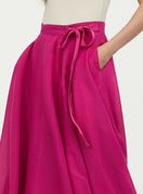 Jedna od opcija, ako ne želite nositi haljinu, je suknja midi dužine