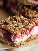 Crumble s višnjama i grčkim jogurtom