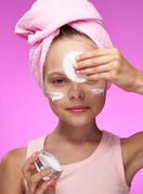 Djevojčica nanosi kremu