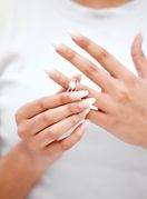 Žena skida vjenčani prst