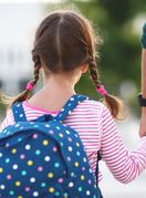 Djevojčica ide u školu