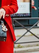 Jarka nijansa crvene boje u street style kombinaciji