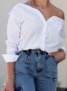 Bijela košulja i traperice čine savršen spoj