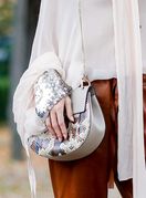 Cimet-smeđa i off white odlična su kombinacija boja koja izgleda skupo