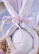 Uskrsni zeko napravljen od jajeta i salvete - 5