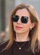 Zgodna dama iz Zagreba u efektnim slingback sandalama zlatne boje