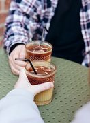 Žena i muškarac na dejtu