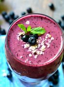 Ledeni napitak s borovnicama i kupinama