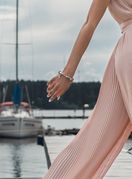 Žena u hlačama širokih nogavica