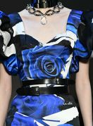 Najveći jesenski trend: crne haljine sa cvjetnim uzorkom