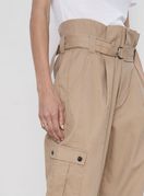 Ponuda cargo hlača u trgovinama ustinu je široka